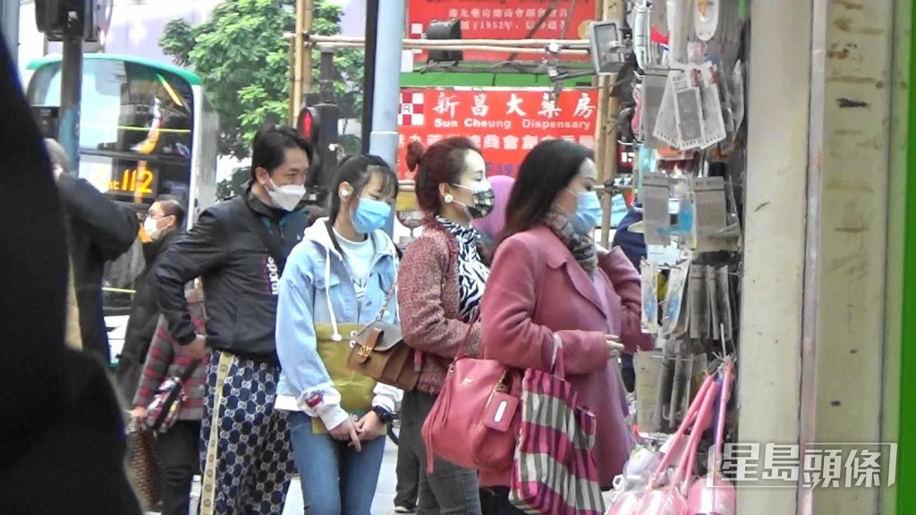 鄧兆尊跟「G奶3太」（右二）及繼女（右三）行街。