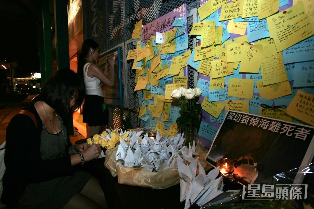 南丫海難事發後，市民哀悼死者。 資料圖片