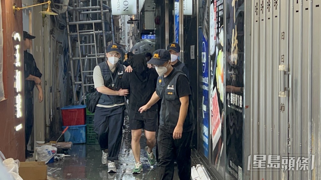 海關拘捕兩名健身中心職員。曾志恆攝