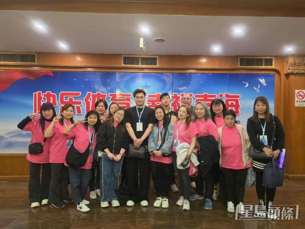 一班FANS伴隨左右。