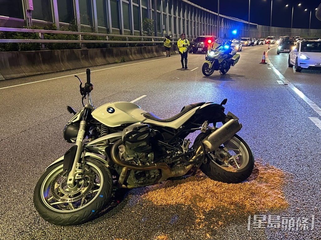 捱撞電單車倒地漏油。
