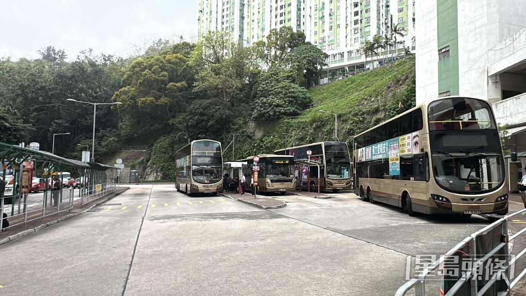 總站內一部巴士埋站時撞及另一部泊在站頭的巴士，兩女乘客受傷。劉漢權攝