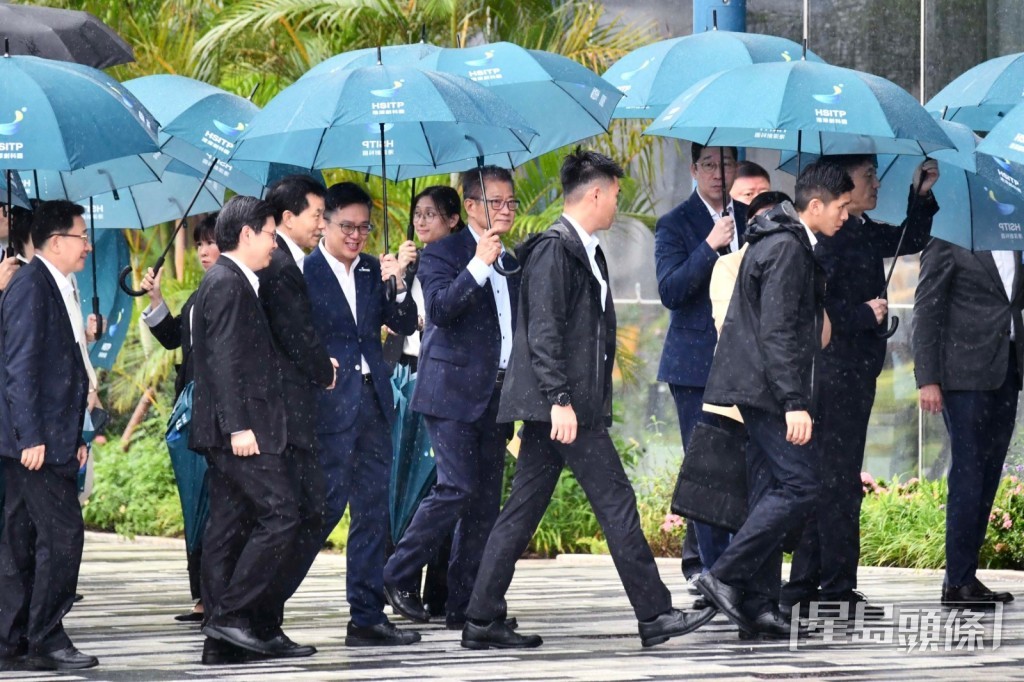 財政司司長陳茂波陪同考察。盧江球攝 財政司司長陳茂波陪同考察。盧江球攝