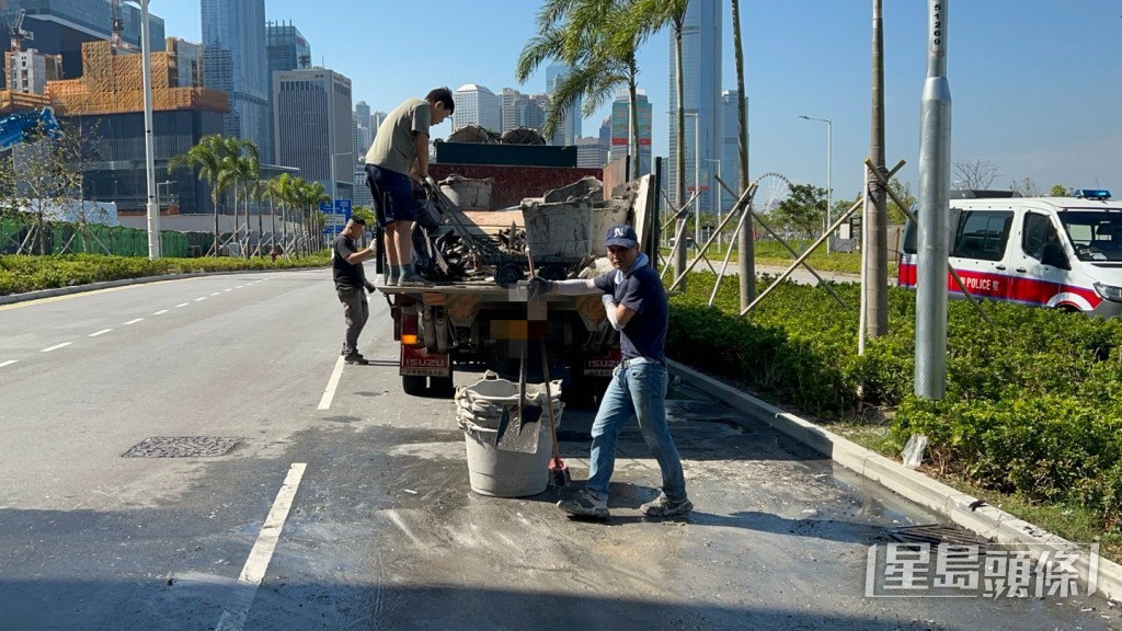 司機將車停低,發現貨斗位置冒煙起火,隨即報警求助。楊偉亨攝 司機將車停低,發現貨斗位置冒煙起火,隨即報警求助。楊偉亨攝