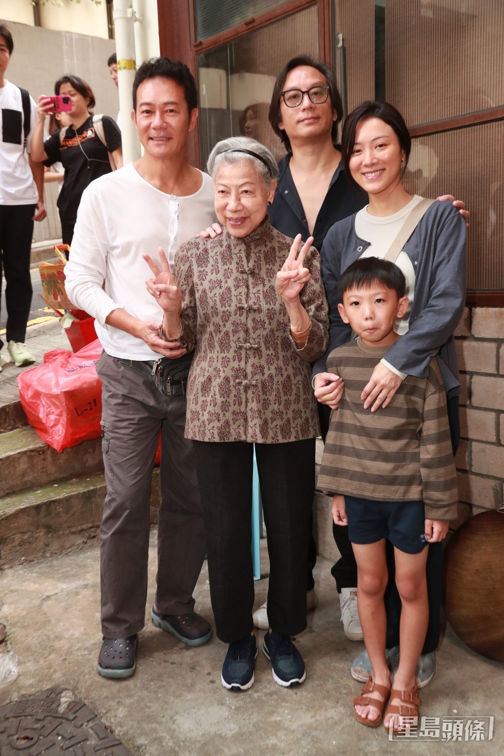 王敏奕、張兆輝、彭發、羅蘭攝開於開鏡拜神。 王敏奕、張兆輝、彭發、羅蘭攝開於開鏡拜神。