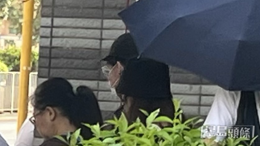 被告之一張頌堯(架眼鏡、戴黑色cap帽及口罩男子)。房伊媚攝 被告之一張頌堯(架眼鏡、戴黑色cap帽及口罩男子)。房伊媚攝 