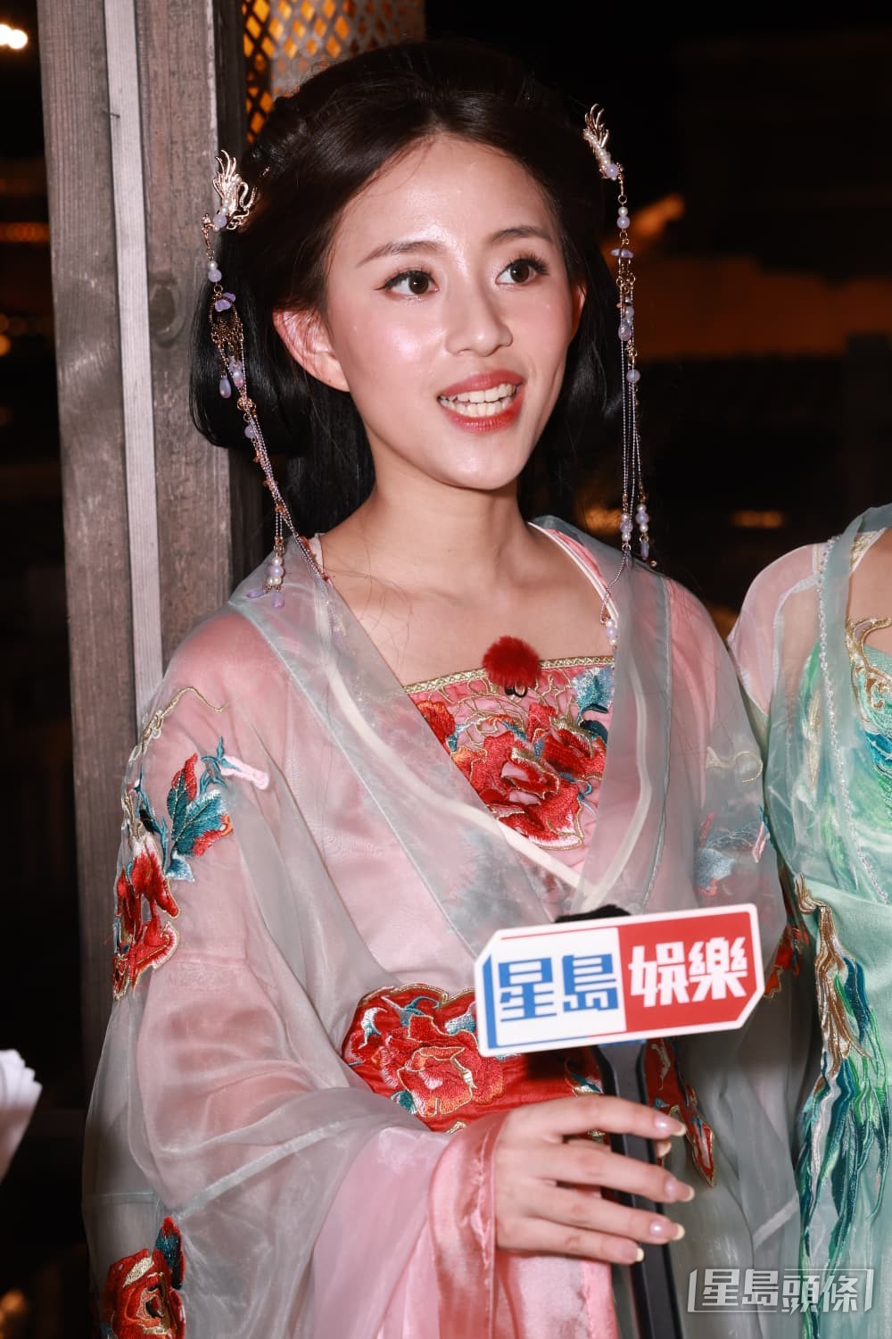 周芳姿識做地讚師姐馮盈盈好漂亮。
