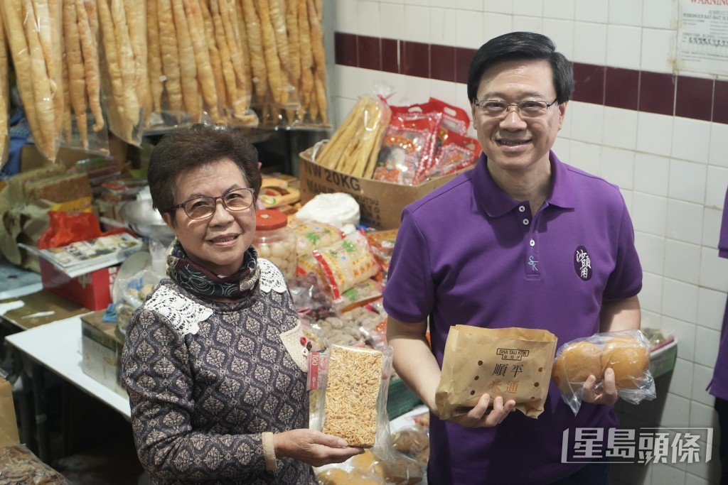 李家超購物，100元「唔使找」。劉駿軒攝