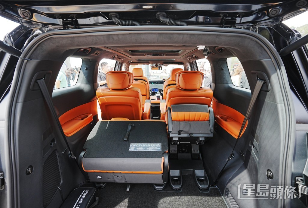 Big Boss Taxi 豪華型黑色旗艦車內部配置。汪旭峰攝 Big Boss Taxi 豪華型黑色旗艦車內部配置。汪旭峰攝