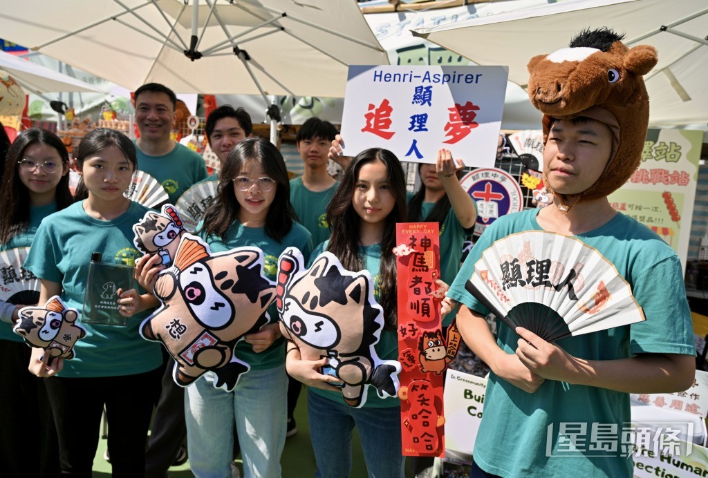 來自顯理中學的中學生第一次參與年宵擺檔。