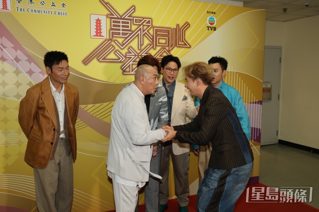 周吉佩向張衛健介紹自己。 周吉佩向張衛健介紹自己。