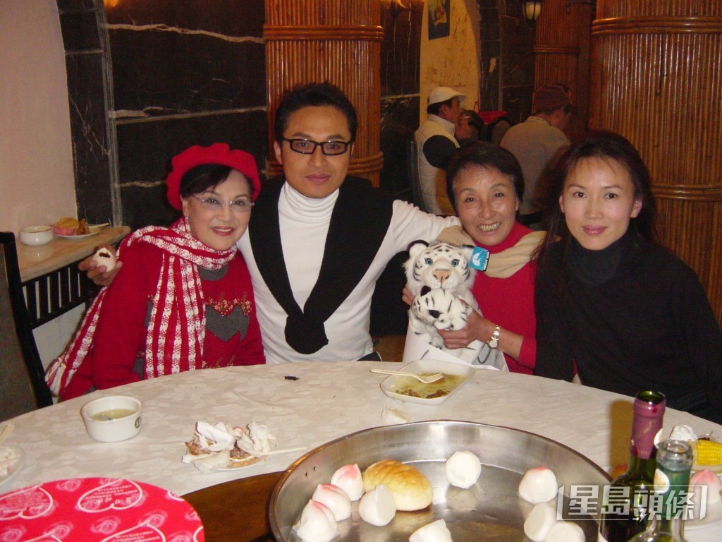 2003年,亞視劇《愛在有情天》演員馬景濤、陳秀雯為李香琴和梁愛慶生。 2003年,亞視劇《愛在有情天》演員馬景濤、陳秀雯為李香琴和梁愛慶生。