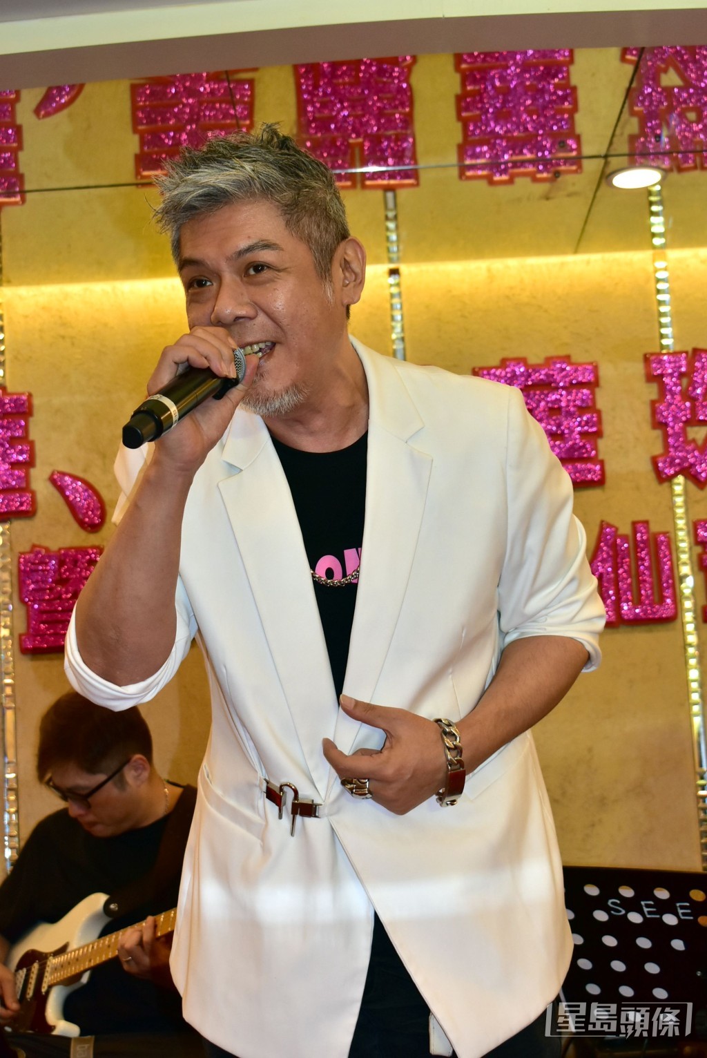 彭皓鋒欠落一筆醫藥費。