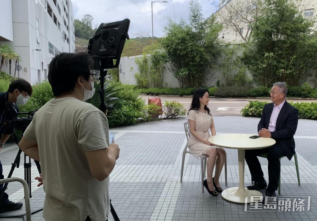 梁榮武經常接受傳媒訪問，解說天文現象及極端天氣情況。 受訪者提供