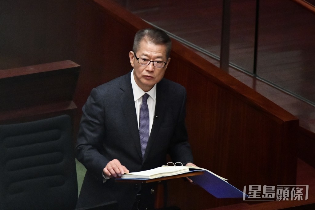 財政司司長陳茂波宣布,電動私家車的首次登記稅寬減安排在三月底屆滿後不再繼續。 財政司司長陳茂波宣布,電動私家車的首次登記稅寬減安排在三月底屆滿後不再繼續。