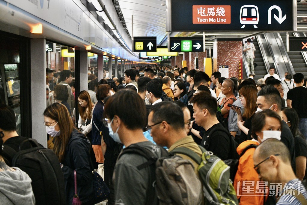 港鐵紅隧站出現人龍。盧江球攝