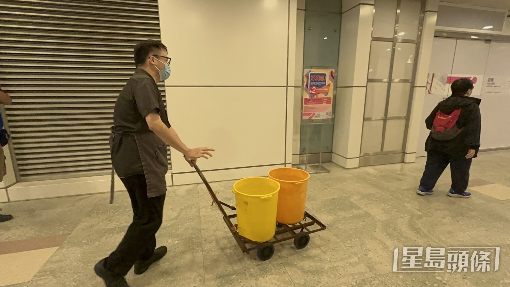 餐廳員工到水車載水。 餐廳員工到水車載水。