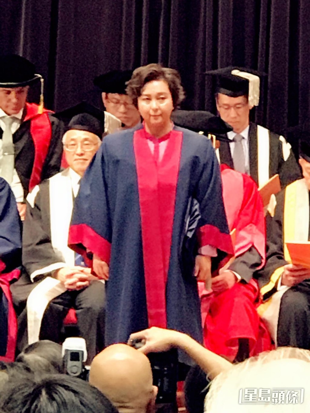 何超蕸2018年獲香港大學頒授名譽大學院士殊榮。 何超蕸2018年獲香港大學頒授名譽大學院士殊榮。