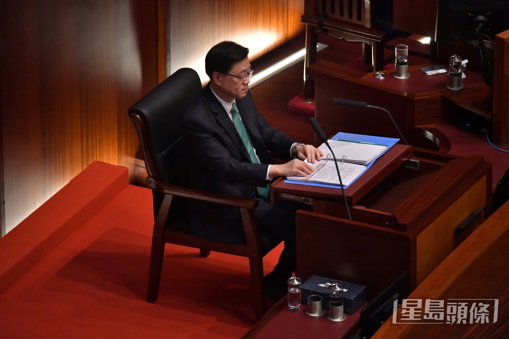 今年會議廳安排李家超坐下發言，是回歸以來首位坐著發表《施政報告》的特首。（陳極彰攝）