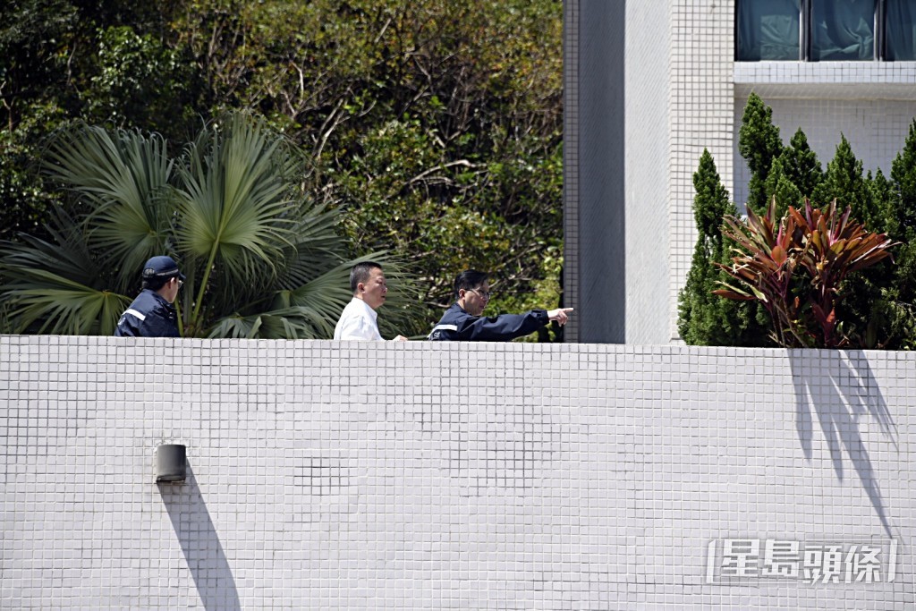 警員在平台調查。 警員在平台調查。