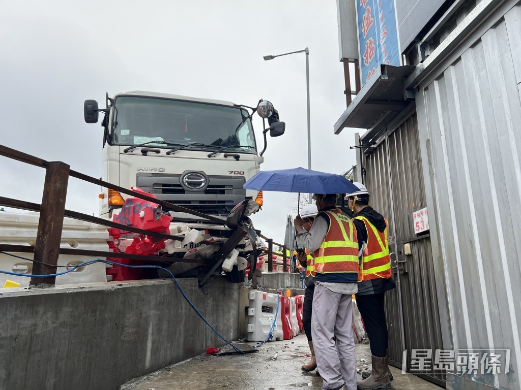 貨車衝上行人路撞欄及水馬。許文光攝