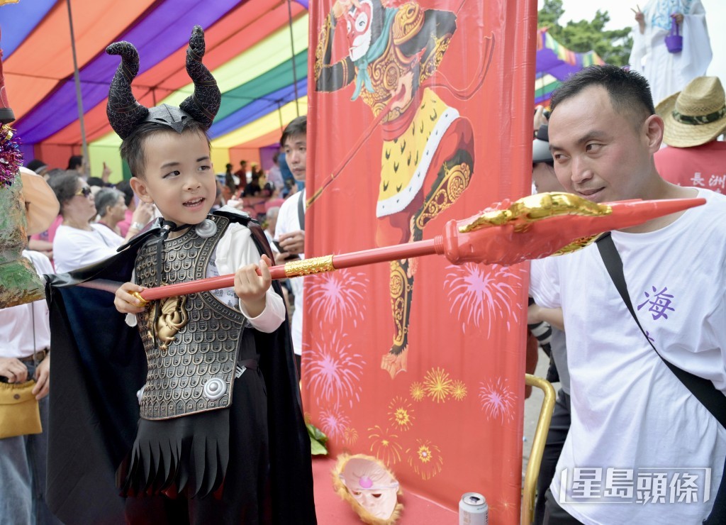 有男孩扮「牛魔王」。 有男孩扮「牛魔王」。