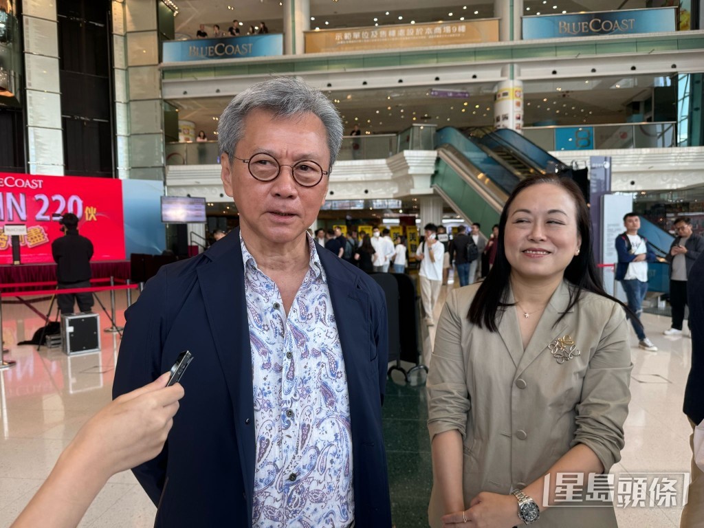 長實執行董事趙國雄(左)表示,首輪銷情理想,套現約76億元,因此自己今次都有入票,希望可以「抽得到」。 長實執行董事趙國雄(左)表示,首輪銷情理想,套現約76億元,因此自己今次都有入票,希望可以「抽得到」。
