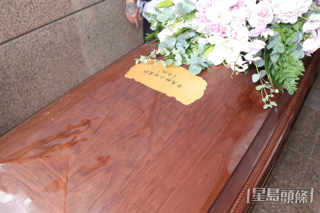 灵柩移送到大礼堂时，可见灵柩上写回李玟原名李美林。