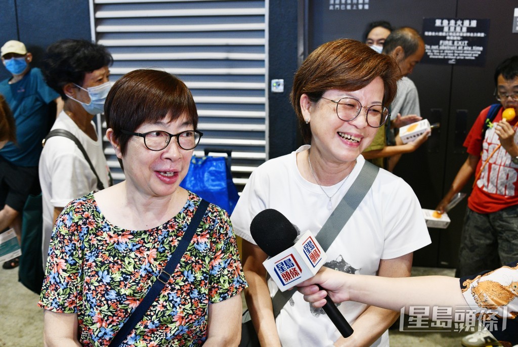 市民梁小姐(左)市民何小姐(右)早上十時已進場,兩人表示逛了不到一半的一樓展區。 市民梁小姐(左)市民何小姐(右)早上十時已進場,兩人表示逛了不到一半的一樓展區。