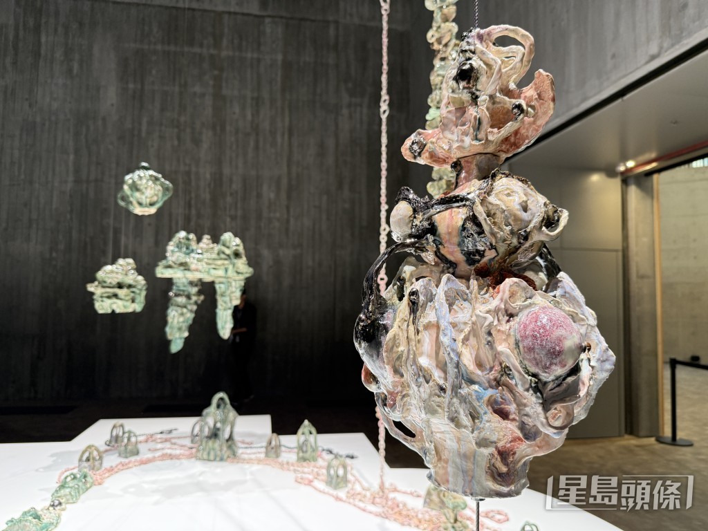 劉慧德作品:陶瓷雕塑系列《宇宙藍圖》。 劉慧德作品:陶瓷雕塑系列《宇宙藍圖》。