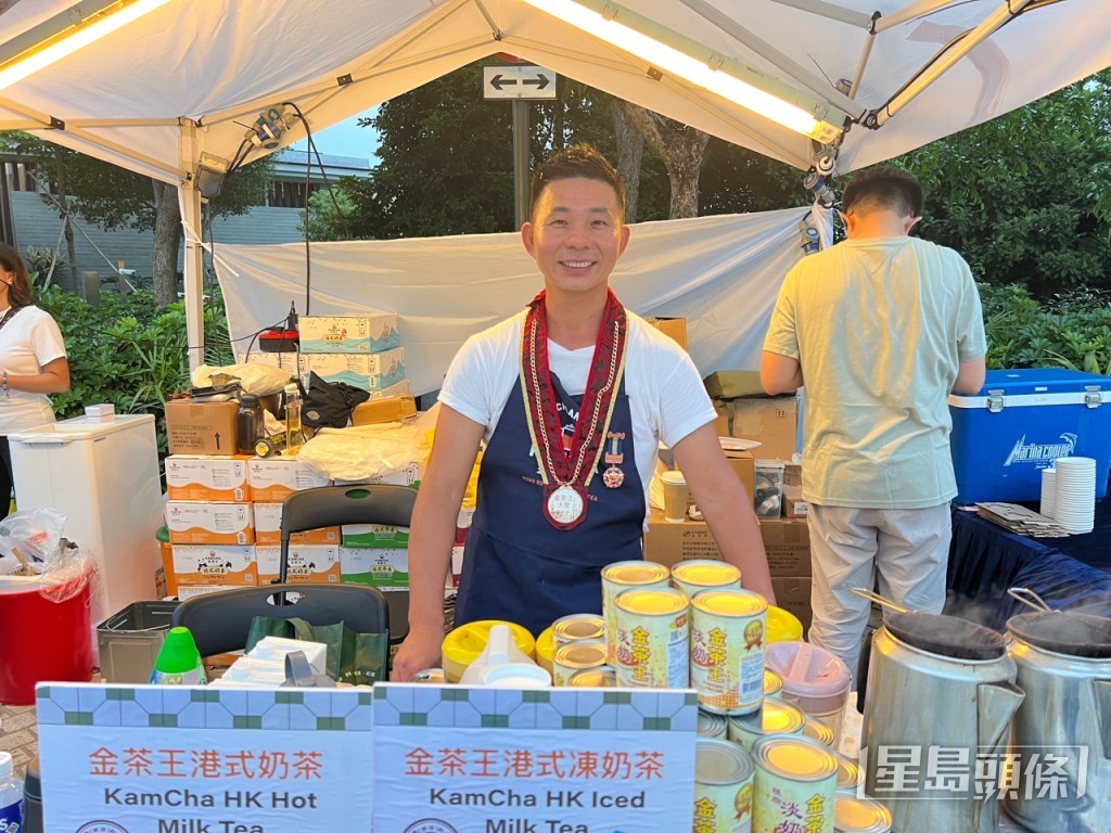 2012年「國際金茶王」香港區決賽亞軍余振華亦現身,與雞蛋仔伯伯聯乘擺檔。曹露尹攝 2012年「國際金茶王」香港區決賽亞軍余振華亦現身,與雞蛋仔伯伯聯乘擺檔。曹露尹攝