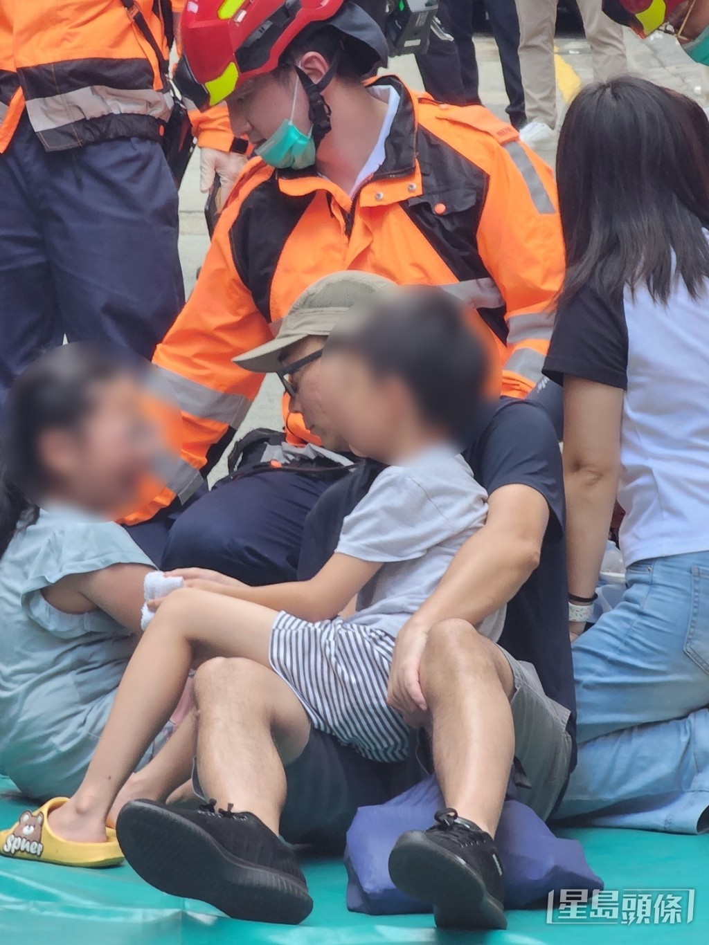 有居民一家大細逃生。 有居民一家大細逃生。