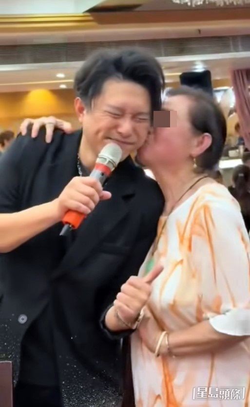「中3生」禤振華被七旬阿婆塞500元強索吻「紅」咗。 「中3生」禤振華被七旬阿婆塞500元強索吻「紅」咗。