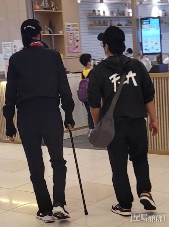 謝賢撐着枴杖在小西灣出現,身旁有謝霆鋒的工作人員陪同。 謝賢撐着枴杖在小西灣出現,身旁有謝霆鋒的工作人員陪同。