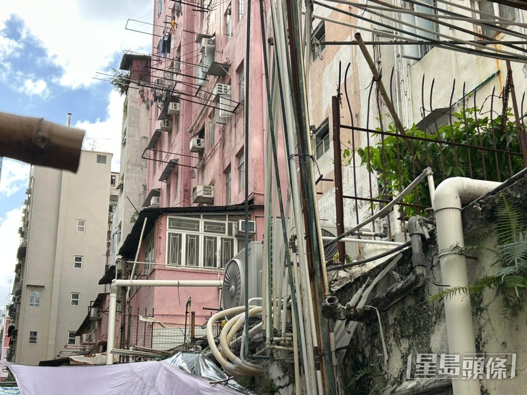 男戶主洗冷氣時發生意外。