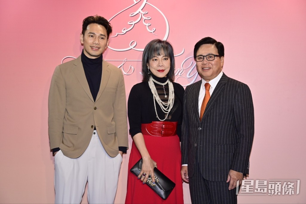 王梓軒與香港電影發展局主席父親王英偉及媽媽，一家三口到場。