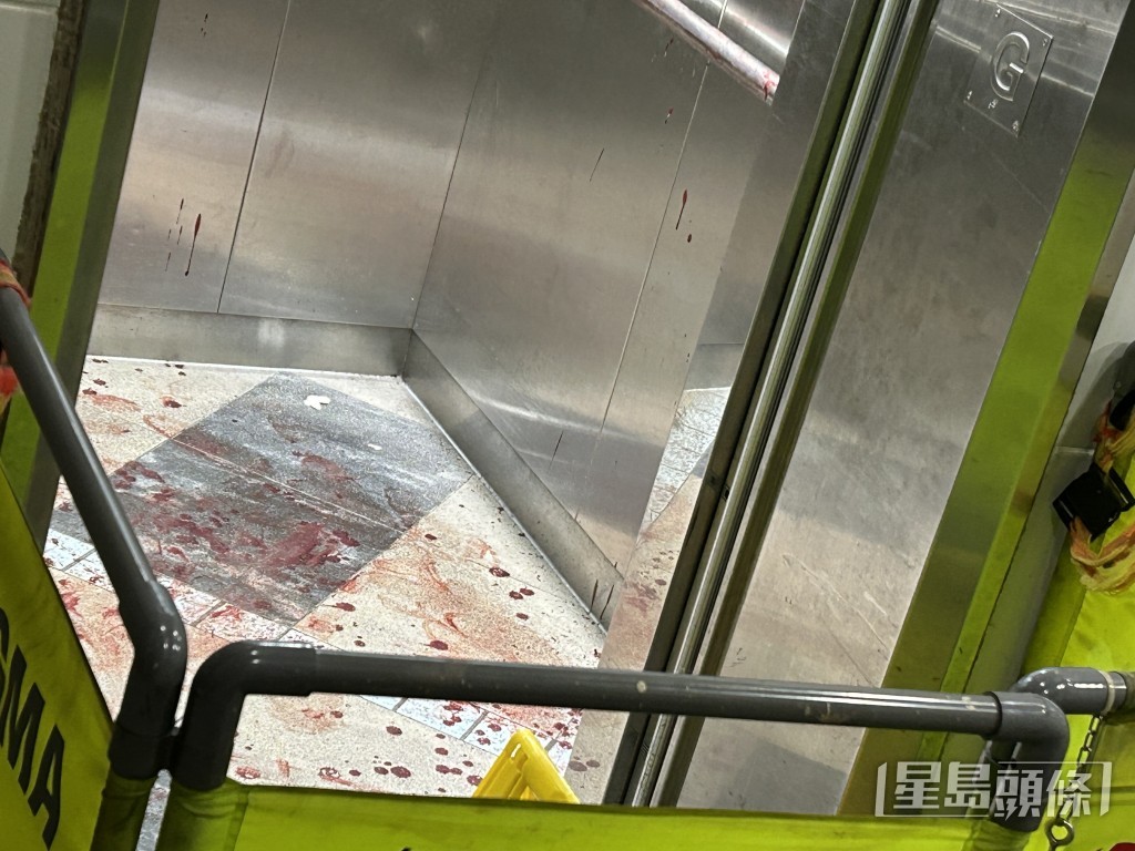 美如樓其中一部升降機廂地面及四壁血跡斑斑。 美如樓其中一部升降機廂地面及四壁血跡斑斑。