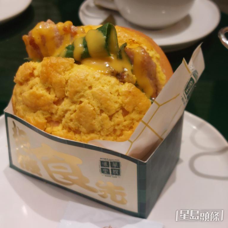 華嫂冰室推出的馬交限定美食中，以路環蝦醬炸雞鎚和辣魚豬扒菠蘿包最受歡迎。