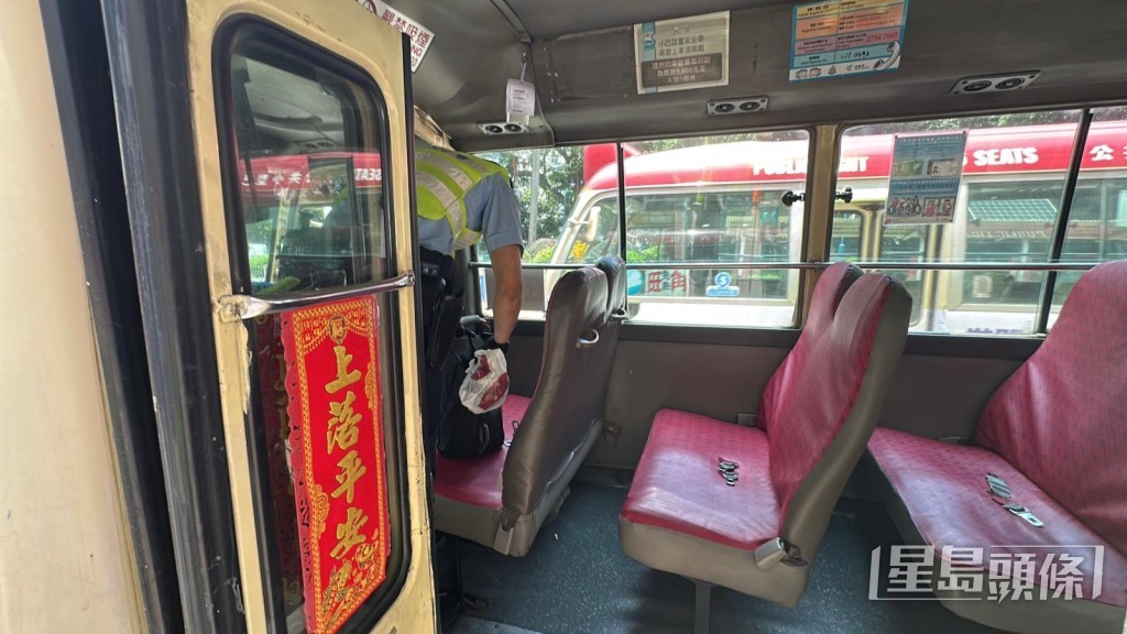 小巴被截停時車上有4男1女乘客。 小巴被截停時車上有4男1女乘客。