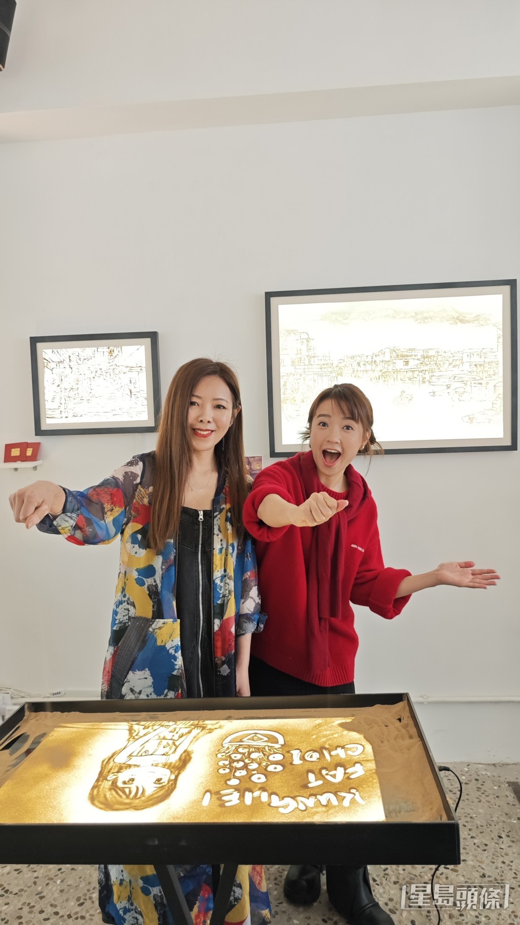 首次接觸沙畫的糖妹,即場向沙畫藝術家鍾雪偷師學藝。 首次接觸沙畫的糖妹,即場向沙畫藝術家鍾雪偷師學藝。