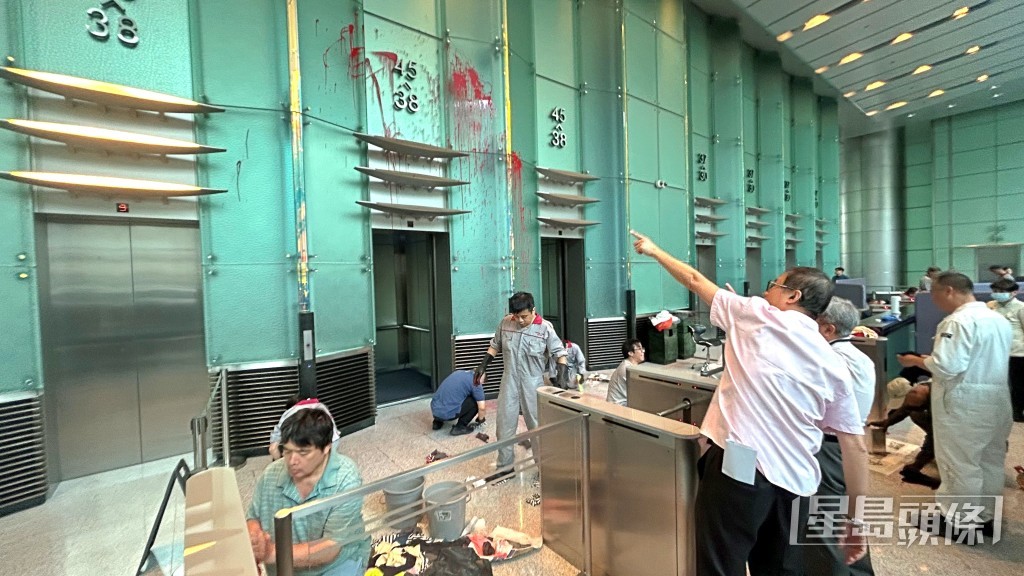 電梯大堂多處有油迹。蔡楚輝攝 電梯大堂多處有油迹。蔡楚輝攝