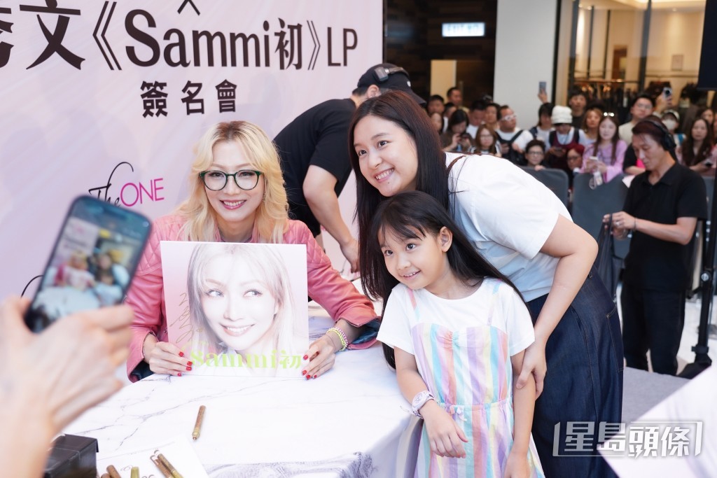 Sammi逐一和歌迷合照簽名。 Sammi逐一和歌迷合照簽名。