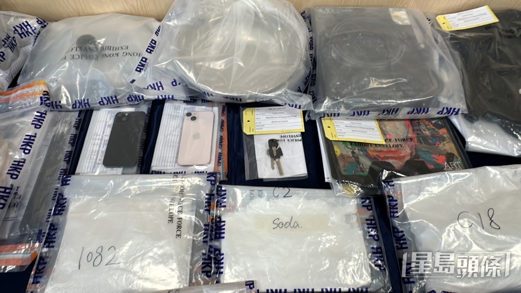 警方在目標單位睡房內檢獲電磁爐、沾有毒品殘餘物的煲及大量梳打粉。劉漢權攝 警方在目標單位睡房內檢獲電磁爐、沾有毒品殘餘物的煲及大量梳打粉。劉漢權攝