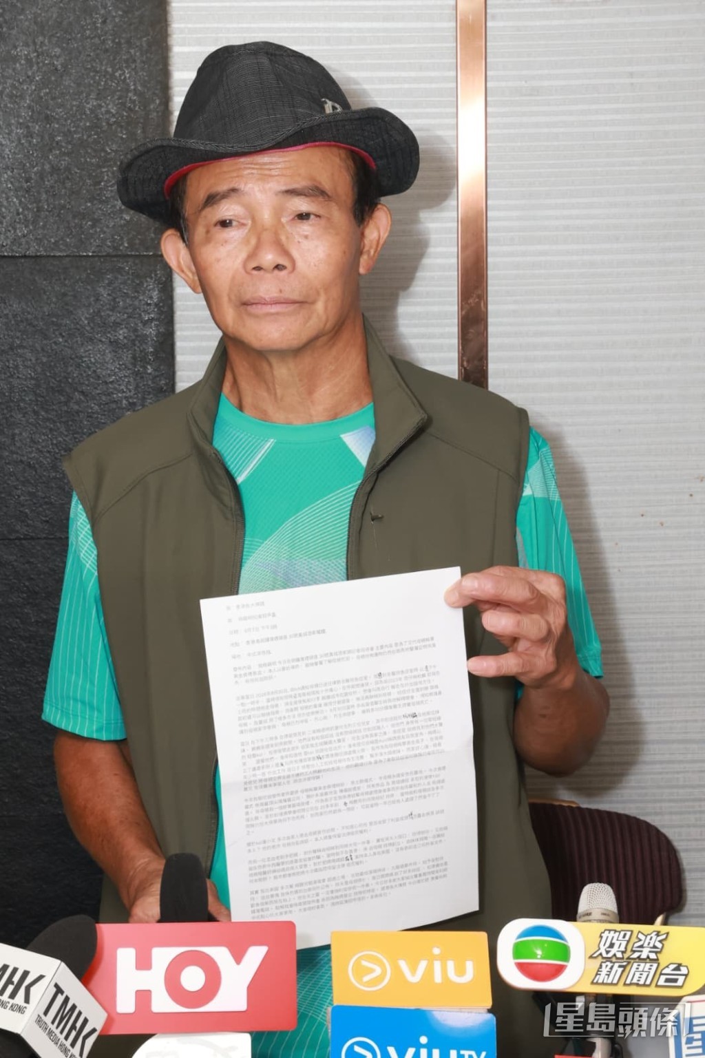 梅啟明在記者會舉行前曾派聲明，內文提到：「而另一位混血老歌手肥媽，對外聲稱由細睇到阿妹大呢一件事，實在笑大人個口，吹得就吹。」