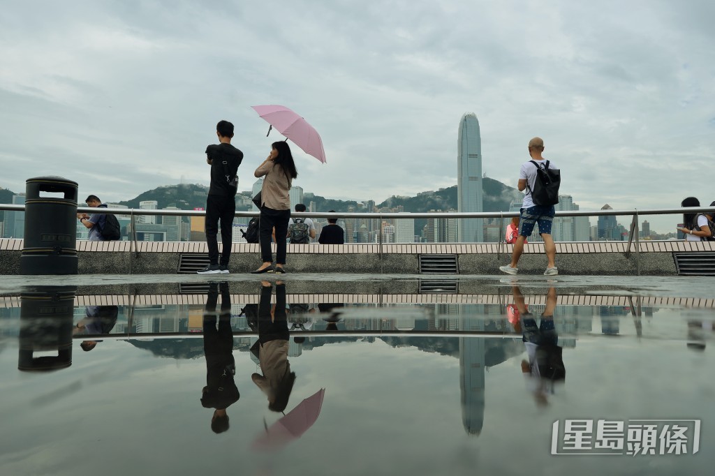 天文台指未来两三日广东沿岸云量较多及有几阵雨。资料图片
