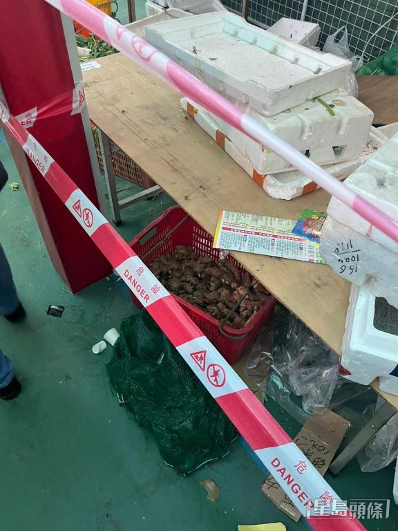 多個遭查封的攤位陳設簡陋，均是擺放鋼枱，再鋪上木板展示蔬果。受訪者提供