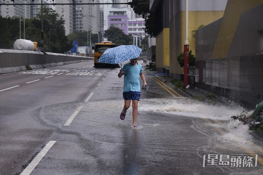 在黃大仙地鐵站外市民澗水而行。 在黃大仙地鐵站外市民澗水而行。