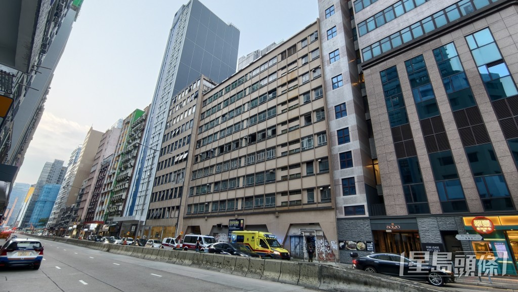一名男子从高处堕下，跌落低层位置。