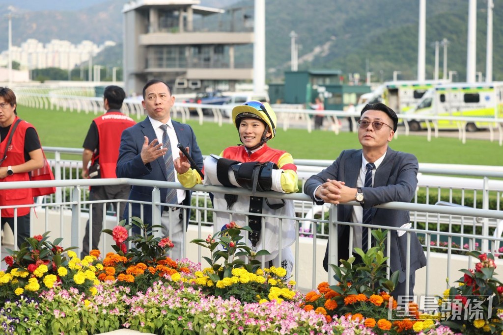 周俊樂(中)在場邊報以苦笑。 周俊樂(中)在場邊報以苦笑。