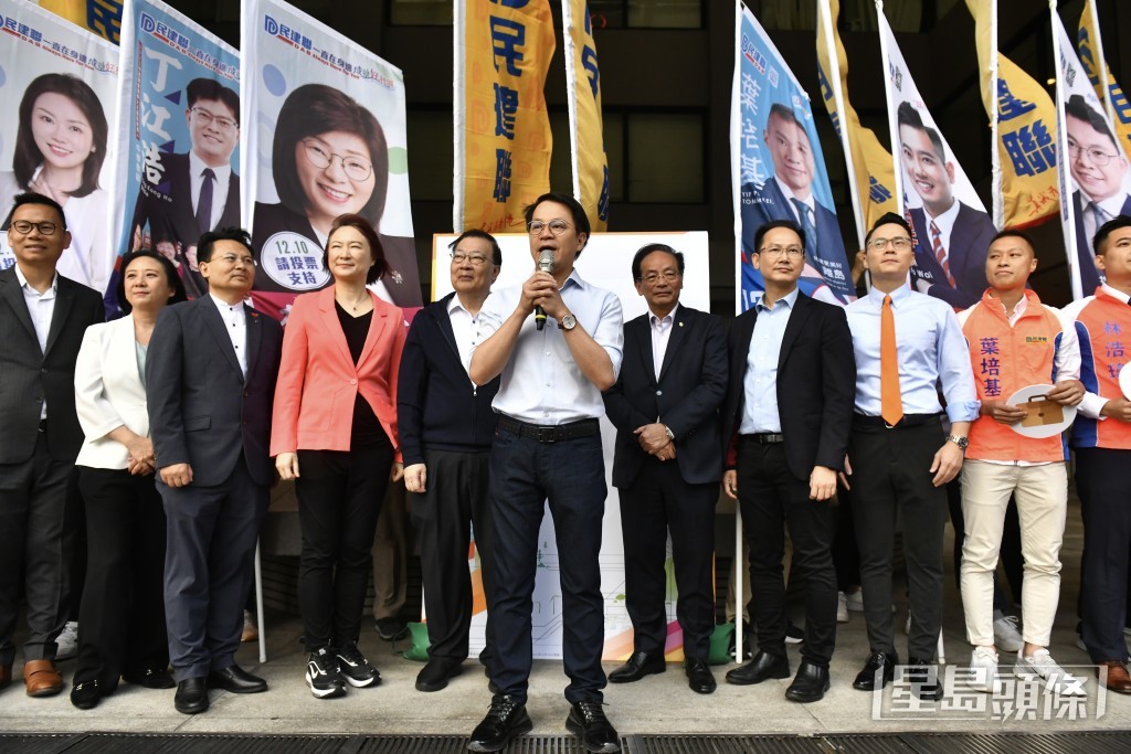 民建聯港島及離島區9名參選人，早上在黨領導人陪同下報名參加選舉。陳極彰攝